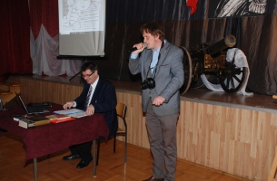 Zakończenie uroczystości w OSP w Szczekocinach - po lewej: inicjator uroczystości Adam W. Gorycki, po prawej: autor i twórca wystroju sali instruktor MGOKiS w Szczkocinach Grzegorz Dudała. 