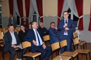 Zakończenie uroczystości w OSP w Szczekocinach - dyskusja: przy mikrofonie burmistrz Szczekocin Jacek Lipca (z wykształcenia historyk). 