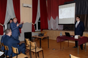 Zakończenie uroczystości w OSP w Szczekocinach - dyskusja: przy mikrofonie miłośnik historii wicestarosta zawierciański Paweł Sokół. 