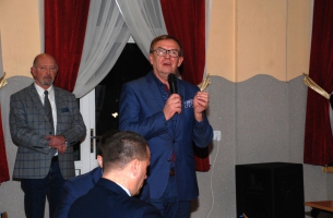 Zakończenie uroczystości w OSP w Szczekocinach - dyskusja: przy mikrofonie miłośnik historii wicestarosta zawierciański Paweł Sokół; po lewej stoi pod ścianą: dyr. MGOKiS w Szczekocinach Przemysław Baranowski. 