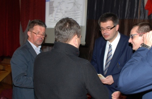 Zakończenie uroczystości w OSP w Szczekocinach - dyskusja w kuluarach - od lewej: Andrzej Orliński (członek SMHSiO), Marek Gradoń (prezes SMHSiO), Adam W. Gorycki, Jacek Lipa (burmistrz Szczekocin).