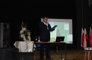 Uroczystość w MDK w Przedborzu - Adam W. Gorycki wita przybyłych i relacjonuje przebieg wczorajszych uroczystości w Szczekocinach. 