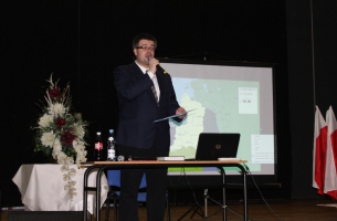 Uroczystość w MDK w Przedborzu - Adam W. Gorycki wita przybyłych i relacjonuje przebieg wczorajszych uroczystości w Szczekocinach. 