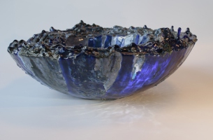 DĄBRÓWKA TYŚLEWICZ
MISAeksperyment029
ceramika łączona ze szkłem witrażowym, wypał utleniający, 
piec gazowy i piec do obróbki szkła, Ø 42,5; h16,2cm