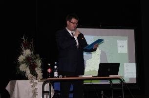 Uroczystość w MDK w Przedborzu - Adam W. Gorycki wita przybyłych i relacjonuje przebieg wczorajszych uroczystości w Szczekocinach. 