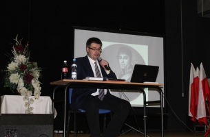 Uroczystość w MDK w Przedborzu - Adam W. Gorycki wygłasza prelekcję na temat gen. Amilkara Kosińskiego oraz Jego działań wojennych nad rzeką Pilicą w czasie wojny polsko-austriackiej w 1809 r., a w tym na temat zwycięskiej potyczki w Przedborzu, którą stoczył 6 lipca 1809 r. szwadron Pułku 2 Ułanów z brygady gen. Amilkara Kosińskiego.