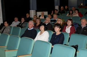 Uroczystość w sali widowiskowej MDK w Przedborzu (niedziela 15.12.2019 r.). Widownia – w pierwszym rzędzie, od lewej: instruktorka MDK w Przedborzu Małgorzata Błaszczyk, przewodniczący Rady Miejskiej w Przedborzu Krzysztof Zawisza, dyrektorka Publicznej Szkoły Podstawowej im. Kazimierza Wielkiego w Przedborzu Grażyna Strojkowska, burmistrz Przedborza Wiesława Janosik. W drugim rzędzie, od prawej: pięcioro członków Oddziału PTTK w Żarnowie (gmina Żarnów, pow. opoczyński, woj. łódzkie), a w tym, osoba czwarta i piąta od prawej: prezes Włodzimierz Szafiński z małżonką Grażyną. W czwartym rzedzie, pierwsza od lewej: prezes Towarzystwa Miłośników Przedborza Paulina Strojkowska. 