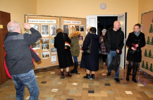 Uroczystość w MDK w Przedborzu - wystawa dotycząca gen. Amilkara Kosińskiego zaaranżowana i wykonana przez instruktorkę MDK w Przedborzu Małgorzatę Błaszczyk, pokazująca m.in. grób gen. Amilkara Kosińskiego w Targowej Górce, z którego był ekshumowany w 1923 r., oraz sarkofag z ciałem gen. Amilkara Kosińskiego stojący dziś w Krypcie Zasłużonych Wielkopolan w kościele św. Wojciecha w Poznaniu. 