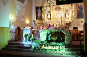 Msza św. w intencji gen. Amilkara Kosińskiego w Przedborzu; przed Ołtarzem: szopka świąteczna; za Ołtarzem, po prawej: ojciec Melchior Królik (paulin z Jasnej Góry) prowadzący rekolekcje adwentowe w Przedborzu. 