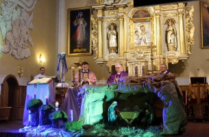 Msza św. w intencji gen. Amilkara Kosińskiego w Przedborzu; za Ołtarzem, po lewej: wikariusz Dominik Tkaczyk, po środku: proboszcz ksiądz kan. Henryk Dziadczyk, który sprawował tę liturgię w intencji gen. Amilkara Kosińskiego. 