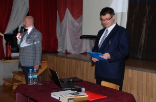 Uroczystość w OSP w Szczekocinach - po lewej: dyrektor MGOKiS Przemysław Baranowski wita przybyłych, po prawej: inicjator uroczystości i prelegent Adam W. Gorycki z Kielc.