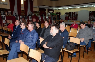Uroczystość w OSP w Szczekocinach - za widownią, po lewej stronie: wystawa poświęcona gen. Amilkarowi Kosińskiemu, po stronie prawej, pod lustrami: stół bankietowy z poczęstunkiem dla gości. 