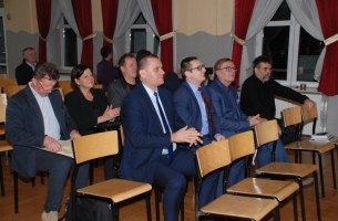 Uroczystość w OSP w Szczekocinach - w pierwszym rzędzie, od okna: prezes SMHSiO Marek Gradoń, wicestarosta zawierciański Paweł Sokół, burmistrz Szczekocin Jacek Lipca, wójt Żarnowca Grzegorz Scelina; w drugim rzędzie, pomiędzy panami: dyrektorka Miejsko-Gminnej Biblioteki Publicznej w Szczekocinach Joanna Bożek. 