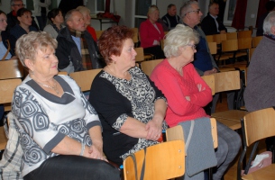 Uroczystość w OSP w Szczekocinach - w tle, pod ścianą, między drzwiami a oknem, ubrany w czarny sweter z szarymi pasami: prezes Towarzystwa Kulturalnego im. Tadeusza Kościuszki w Szczekocinach Czesław Orliński. 