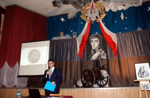 Uroczystość w OSP w Szczekocinach - Adam W. Gorycki z Kielc wygłasza prelekcję na temat gen. Amilkara Kosińskiego. Wystrój sali zaprojektował i przygotował instruktor MGOKiS Grzegorz Dudała.  