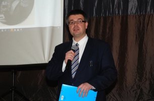 Uroczystość w OSP w Szczekocinach - Adam W. Gorycki z Kielc wygłasza prelekcję na temat gen. Amilkara Kosińskiego.