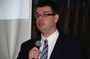 Uroczystość w OSP w Szczekocinach - Adam W. Gorycki z Kielc wygłasza prelekcję na temat gen. Amilkara Kosińskiego.