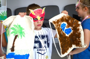 Dzieci tworzyły plecaki i maski superbohatera