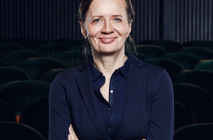 źródło: https://powszechny.pl/pl/pierwsze-w-polsce-premiery-spektakli-w-internecie-czyli-wirtualny-teatr-na-czas-pandemii/