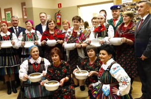 Gospodynie wraz z włodarzami miasta i dyrektorem MDK