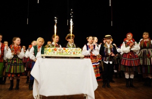 Jubileuszowy tort od dyrektora i pracowników MDK