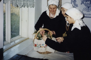 kadr z filmu Zwyczaje i obrzędy doroczne w Sieradzkiem