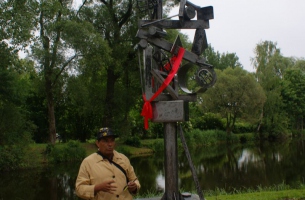 Miguel Angel Velit przy swojej rzeźbie - odsłonięcie 2012 rok
