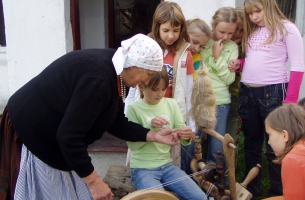 Nauka przędenia na podwórku p. Bednarek- pr. Krzesiwo