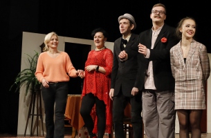 Od lewej Kinga Ilgner - reżyserka spektaklu wraz z Anną Koselską, Piotrem Knopem, Adrianem Półtorakiem i Joanną Zarembą