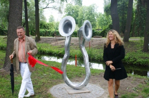 plener 2012 Joni Younkins Herzog „Gadające Tuby” – odsłonięcie rzeźby