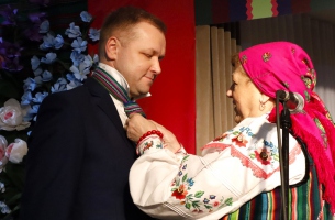 Tomasz Łuczkowski, zastępca burmistrza Opoczna, podczas uroczystego strojenia w opoczyński krawat