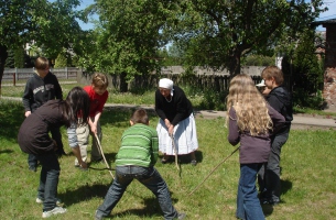Zabawy pastwiskowe na podwórku p. Bednarek  - pr. Krzesiwo