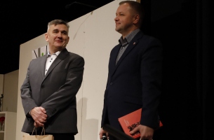 Zdzisław Miękus, dyrektor MDK, i Tomasz Łuczkowski, zastępca burmistrza Opoczna podczas podziękowań po spektaklu